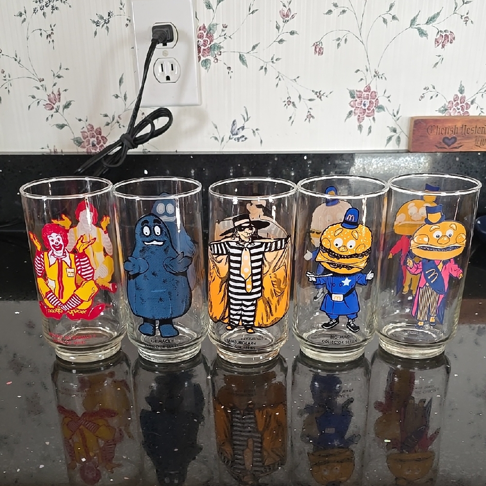HOST PICK. Vintage. 1977 Collectible McDonald's Character Glass Set Of 5